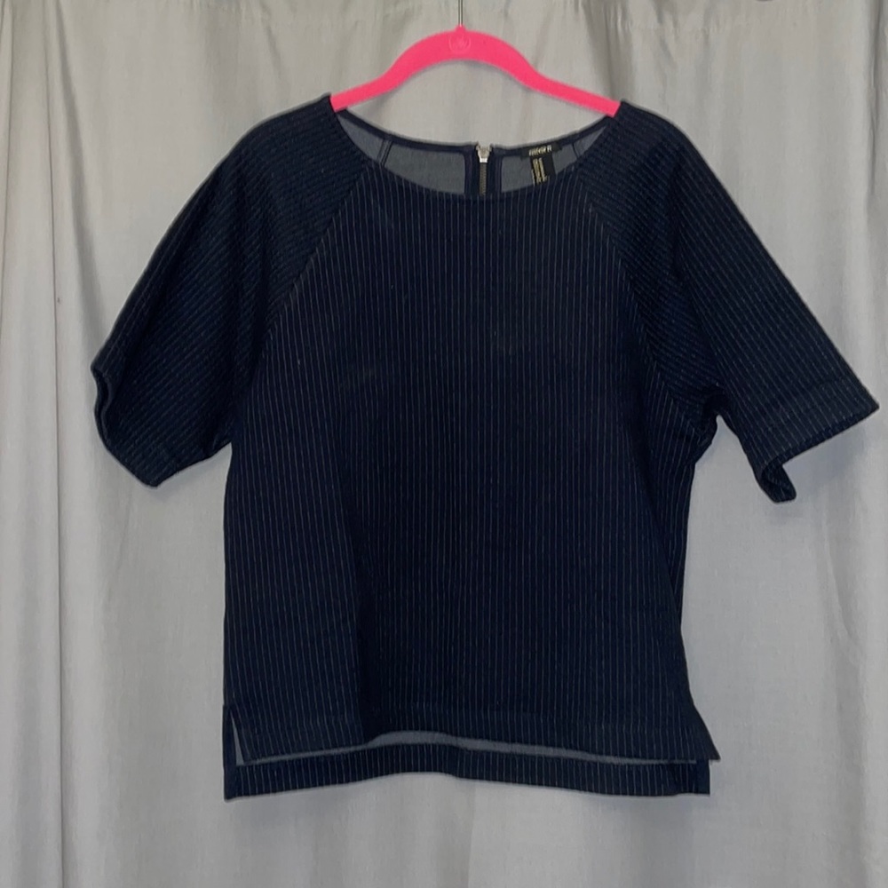 Forever 21 navy pin stripe blouse w half zipper in the back